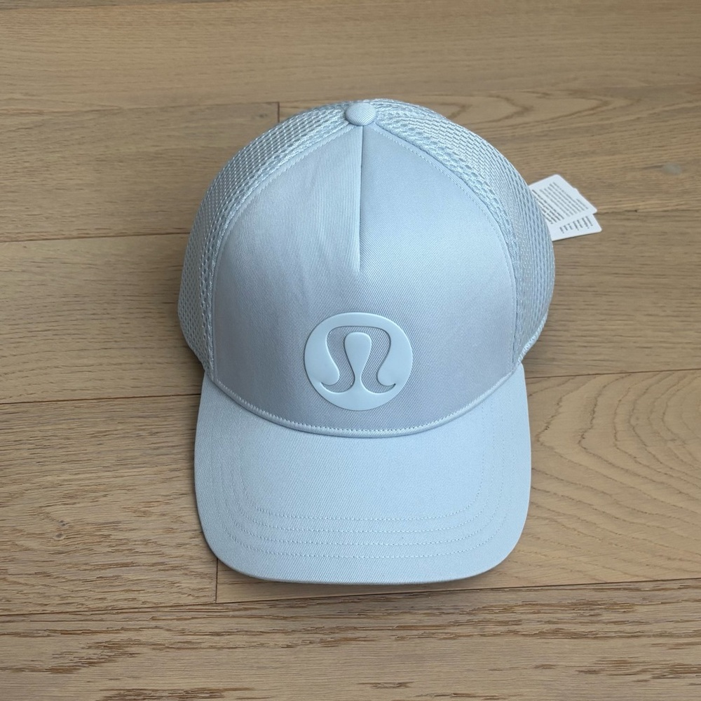 NWT lululemon Trucker Hat Logo